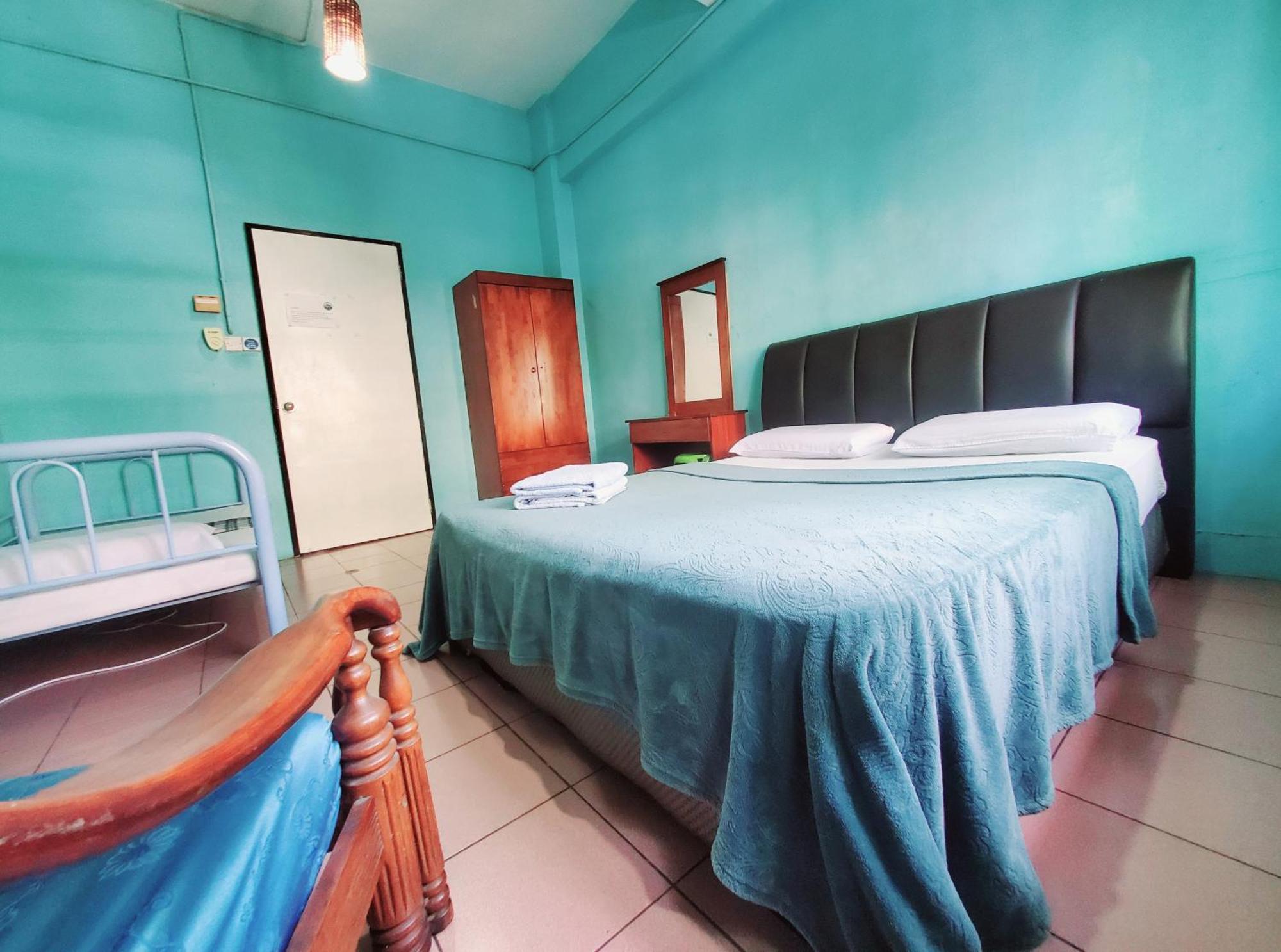 The Jesselton Cabin Sdn Bhd Kota Kinabalu Exteriör bild